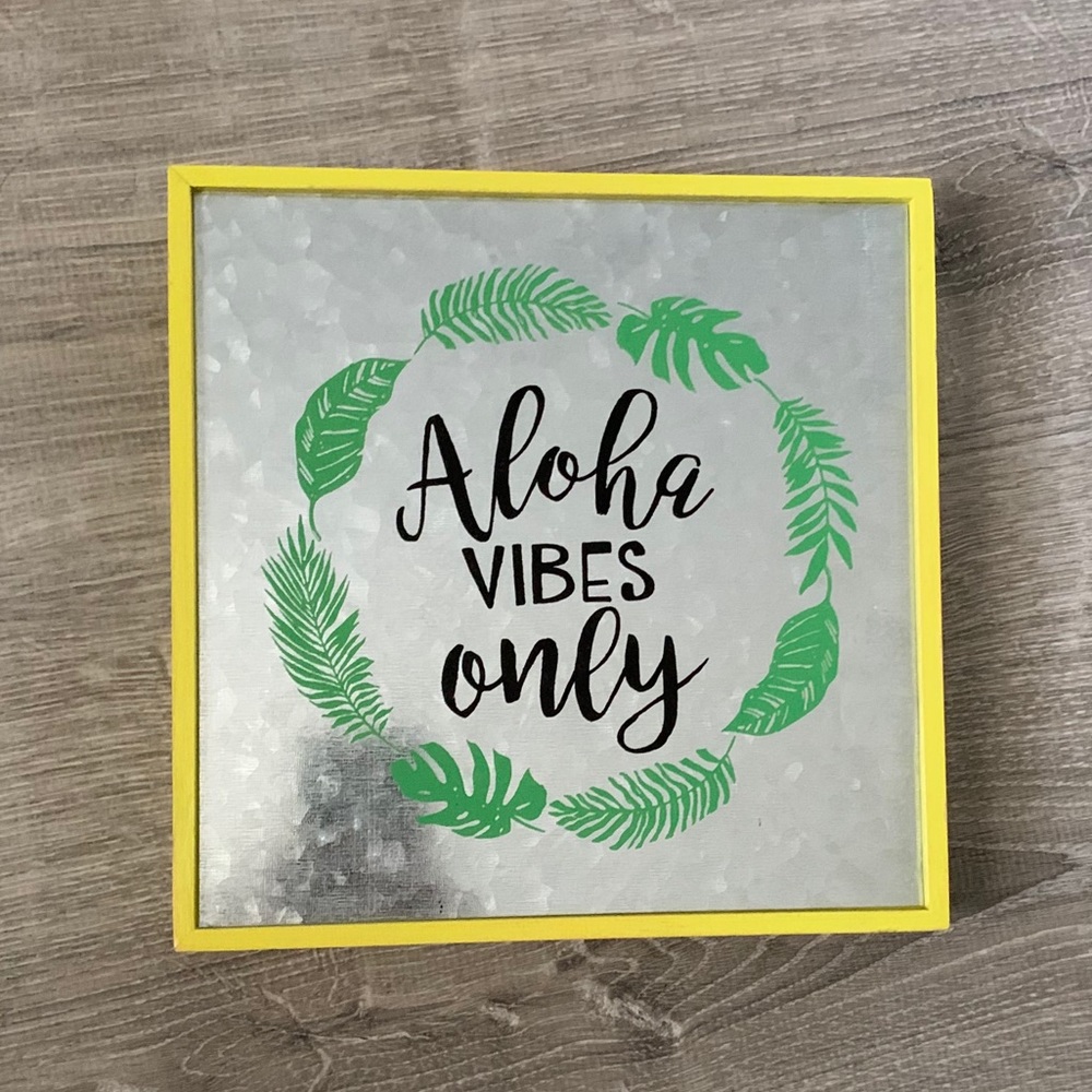 Aloha vibes only sign! So cute 🌸🌺